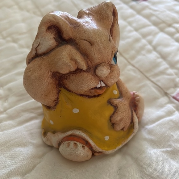 Tinker stoneware”Tilly” made in England, collectible bunny, wiping away tears - Picture 4 of 5